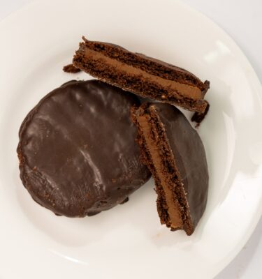Alfajor de chocolate con dulce de leche