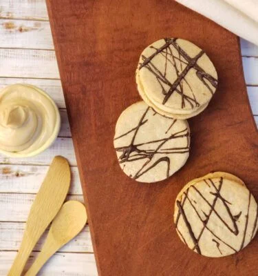 Alfajor de algarroba con pasta de maní