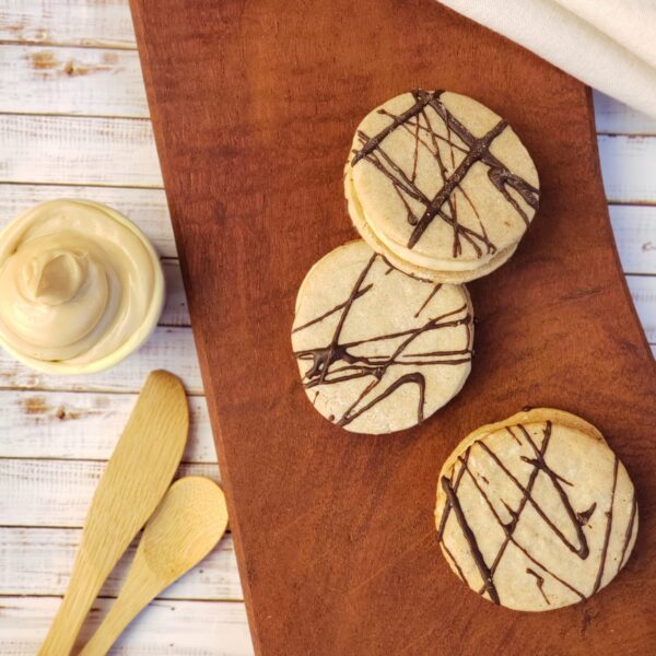 Alfajor de algarroba con pasta de maní