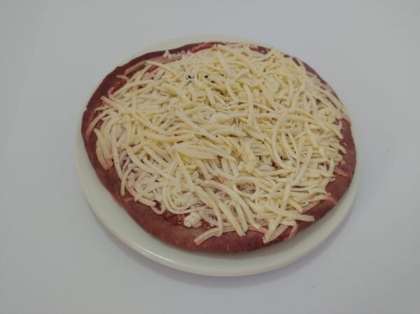 Pizzeta con masa de remolacha doble queso