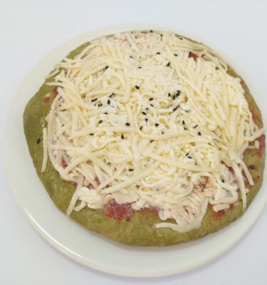 Pizzeta con masa de espinaca doble queso