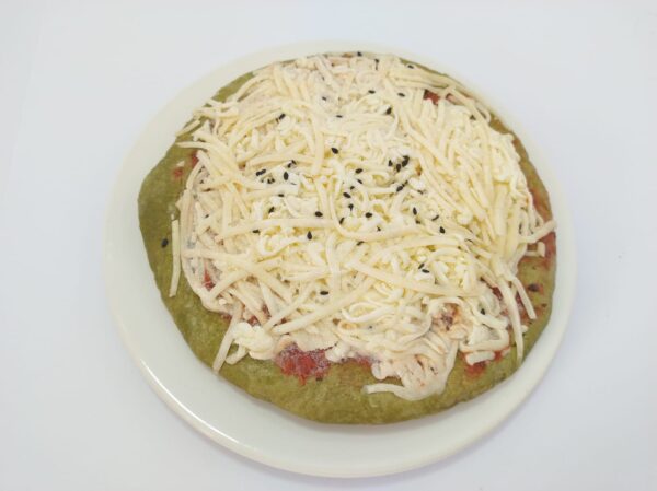 Pizzeta con masa de espinaca doble queso